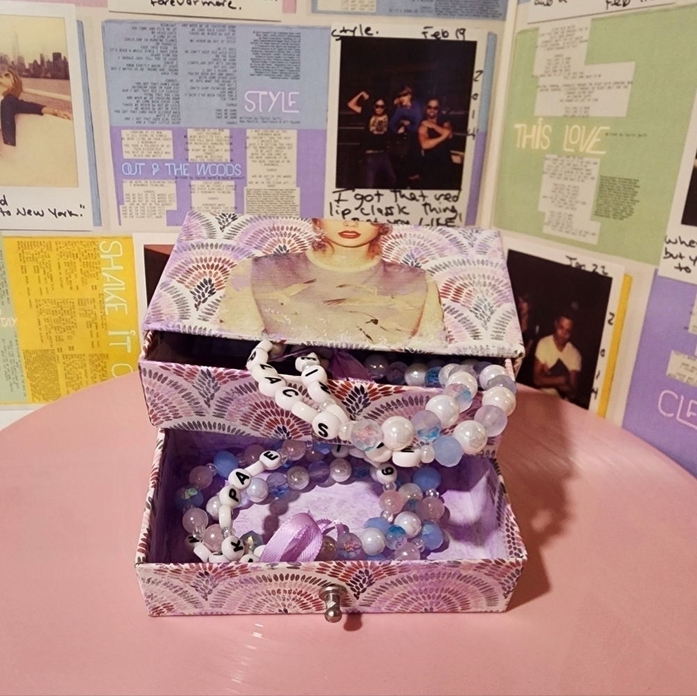 Tayor Swift 1989 Paper Jewelry Box with Friendship Bracelets
